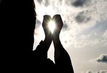 中年男视频聊天要展现真实可靠，关键就三点：态度真诚点，形象稳重点，说话清楚点。别整那些虚的，直接让对方感觉你是个实在人，聊天自然就靠谱了。记住，真实感不是装出来的，而是从细节里透出来的。